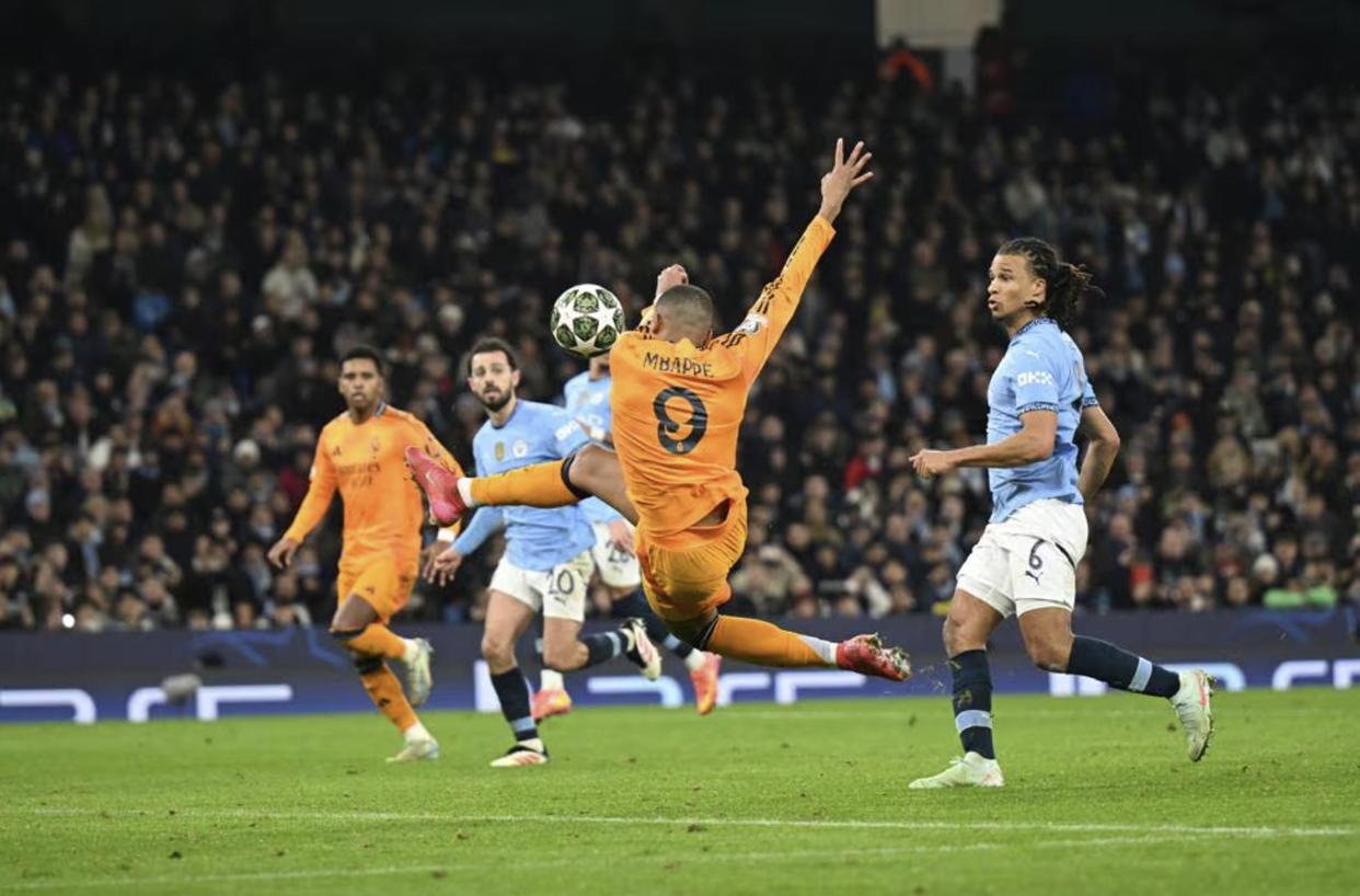 杏彩体育网站-曼城险胜闯入淘汰赛，大比分反弹让人振奋(曼城连续第4年闯入联赛杯决赛 客场全面压)