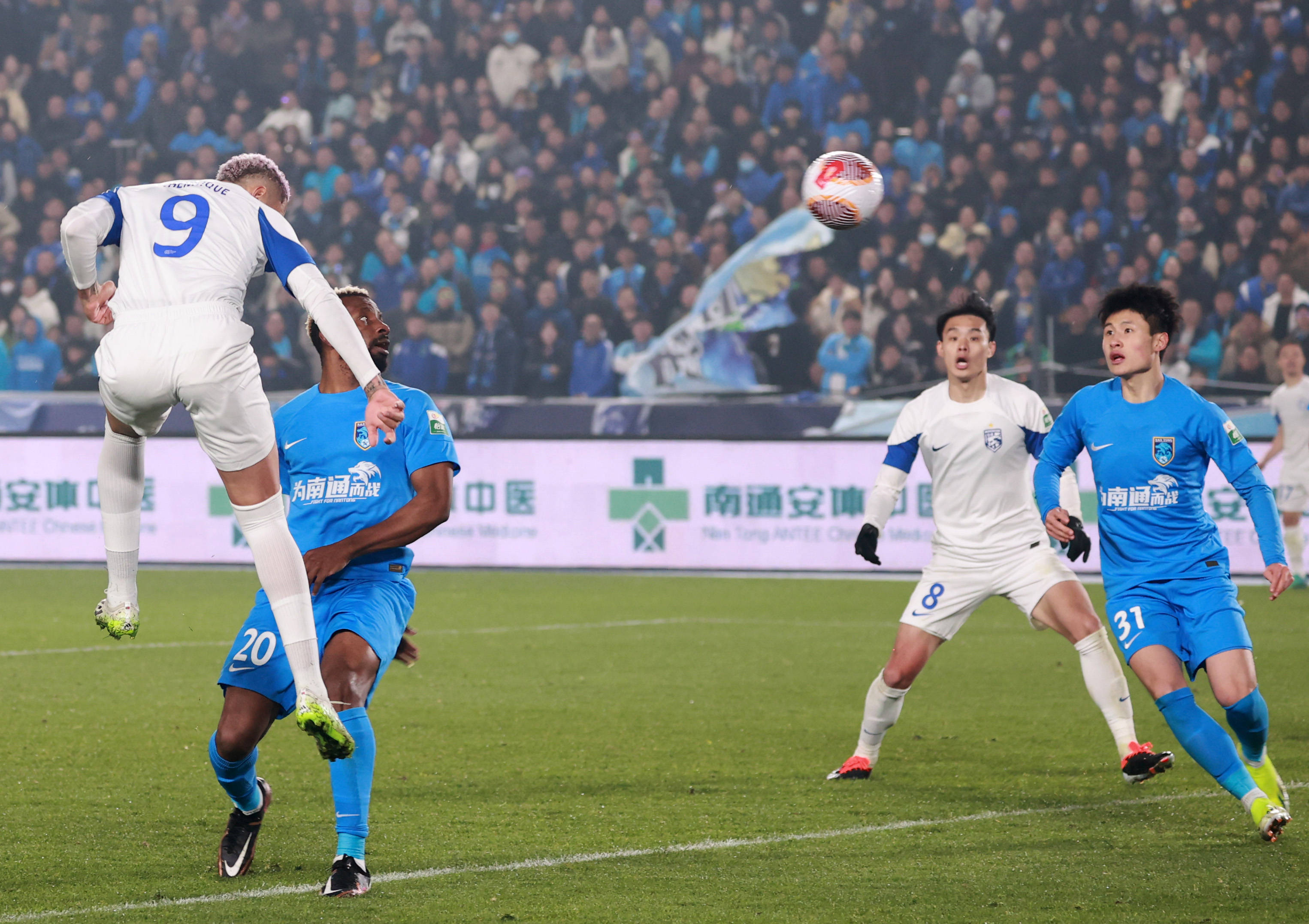 比赛中球员们展现出色的比赛风采的简单介绍 比赛中球员们展现出色的比赛风采的简单介绍