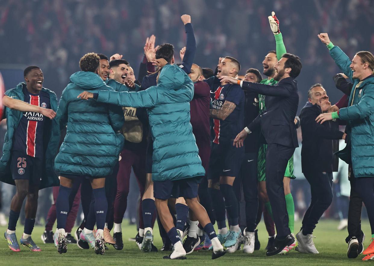 包含巴黎圣日耳曼球迷热情高涨,庆祝胜利的词条 包含巴黎圣日耳曼球迷热情高涨,庆祝胜利的词条