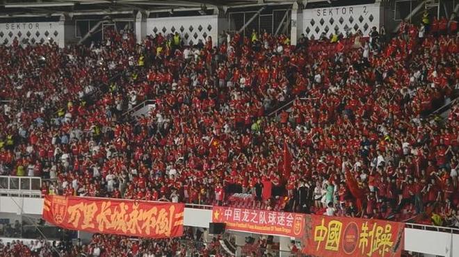 情感大爆发，球迷为球队加油助威的简单介绍