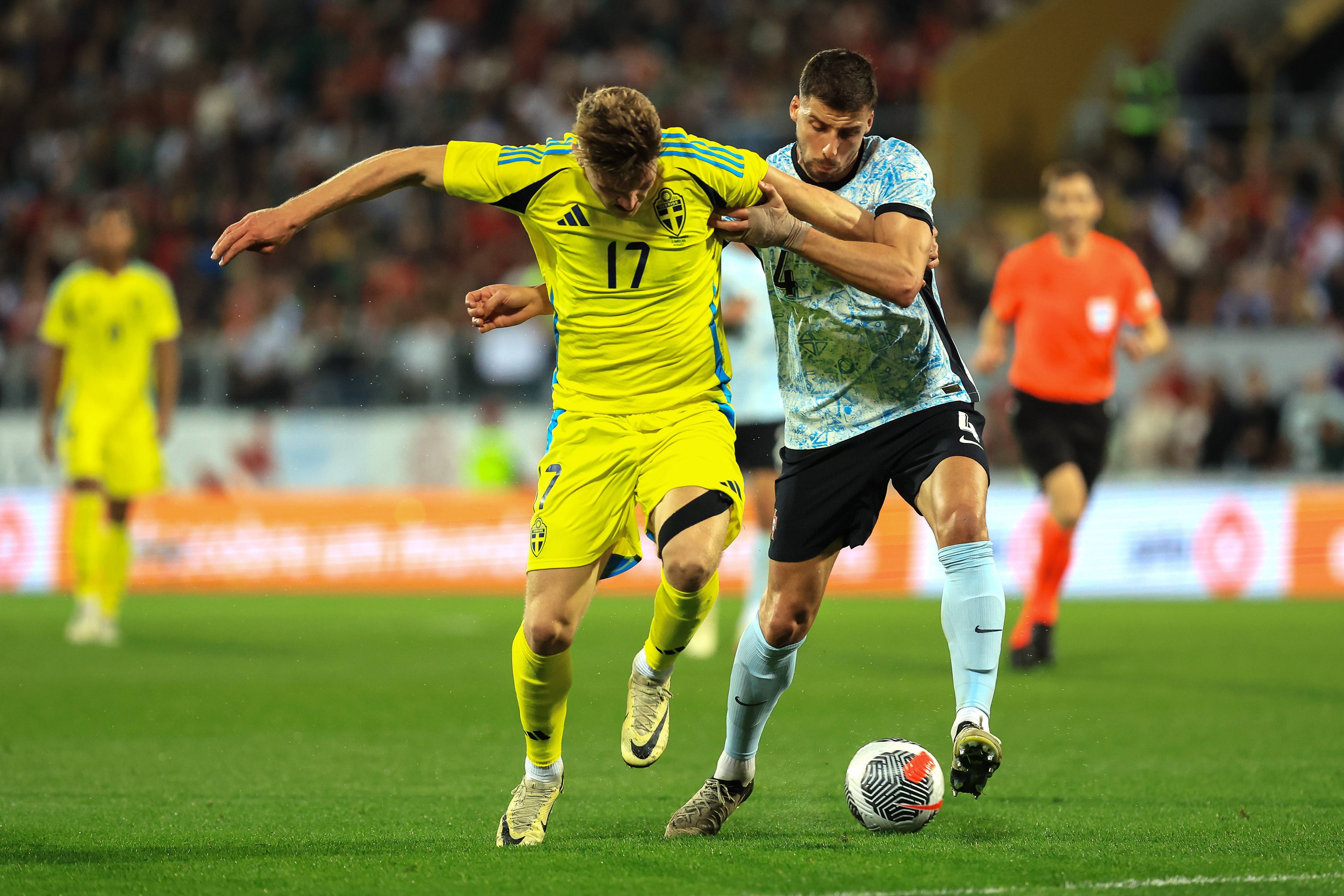 足球比赛的激烈对抗吸引众目睽睽 足球比赛的激烈对抗吸引众目睽睽