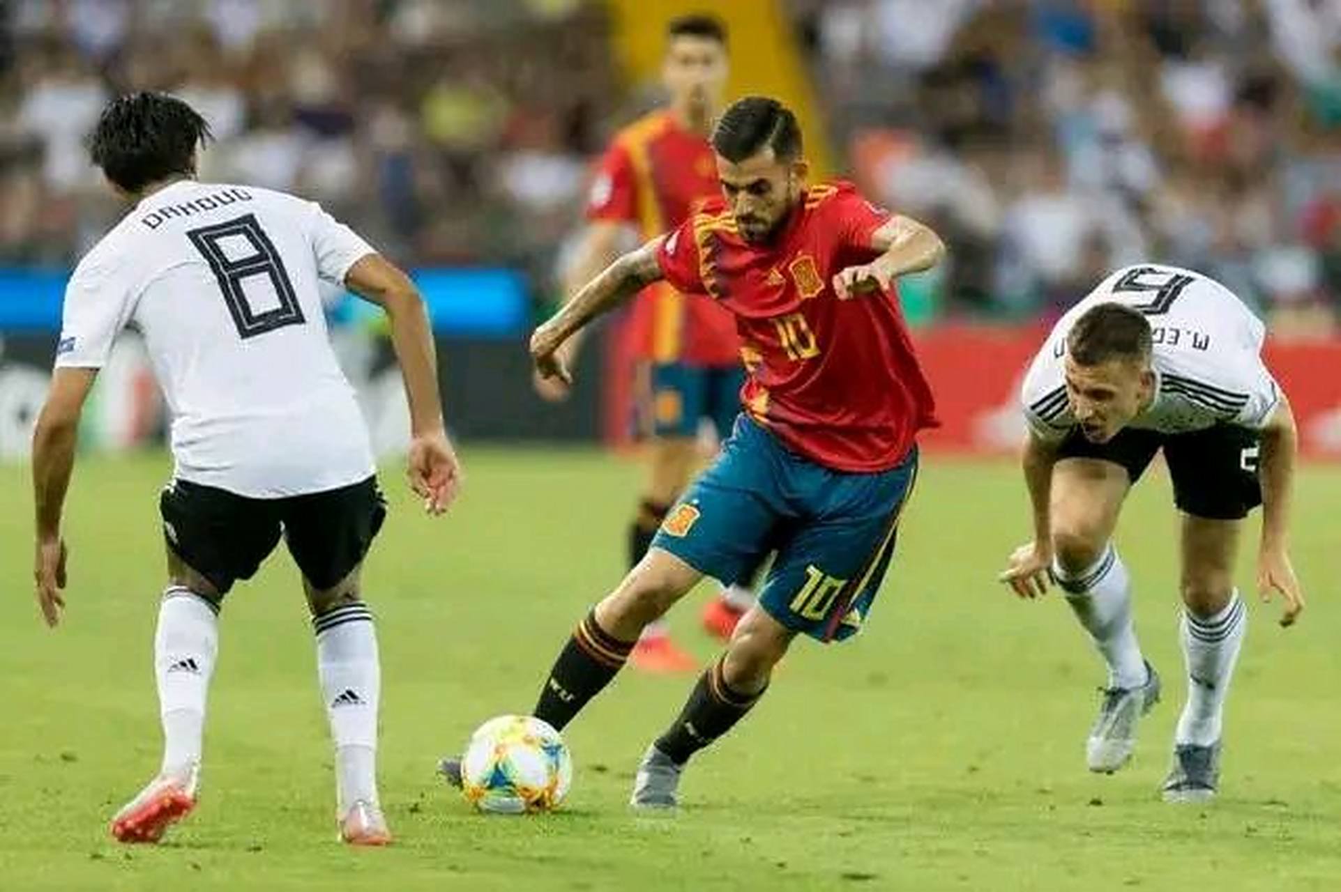 西班牙战胜德国,晋级淘汰赛引发热议 西班牙战胜德国,晋级淘汰赛引发热议