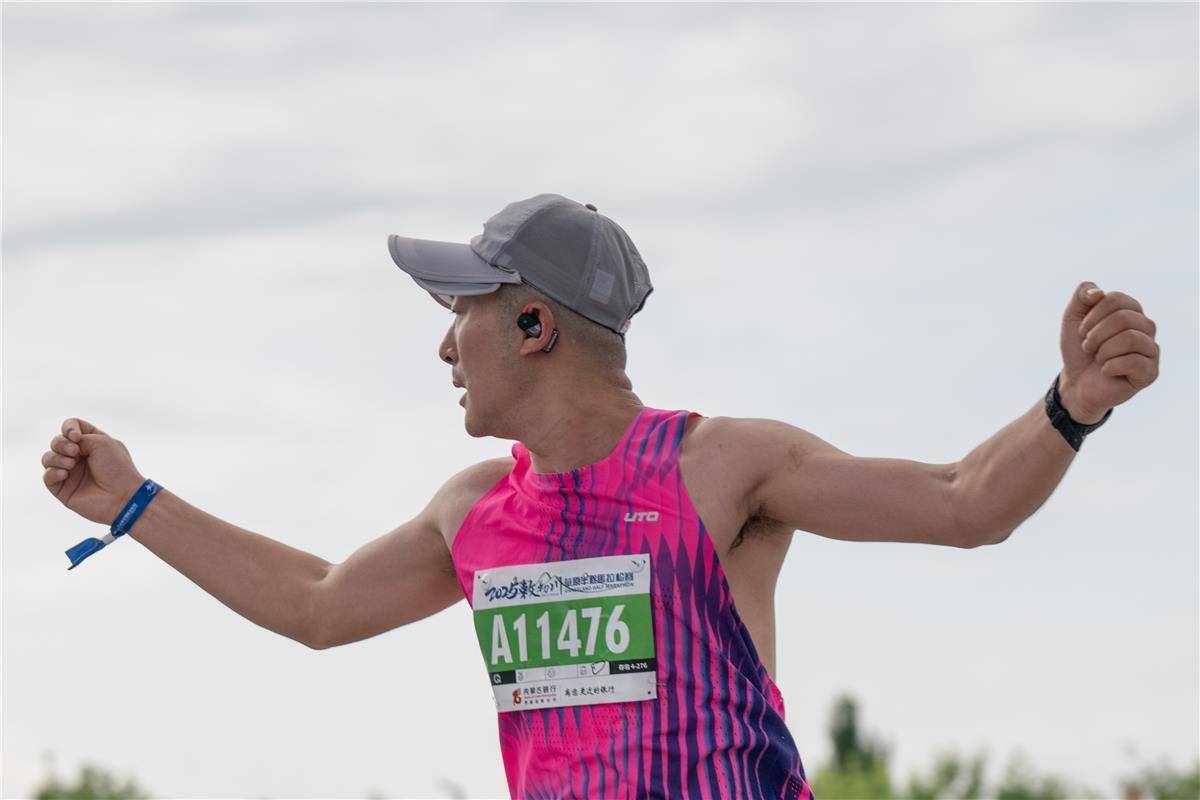 杏彩体育登录-肯尼亚长跑选手冲刺终点，战胜对手