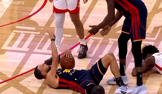 球场上的冲突和对抗,见证了强者之间的较量 球场上的冲突和对抗,见证了强者之间的较量