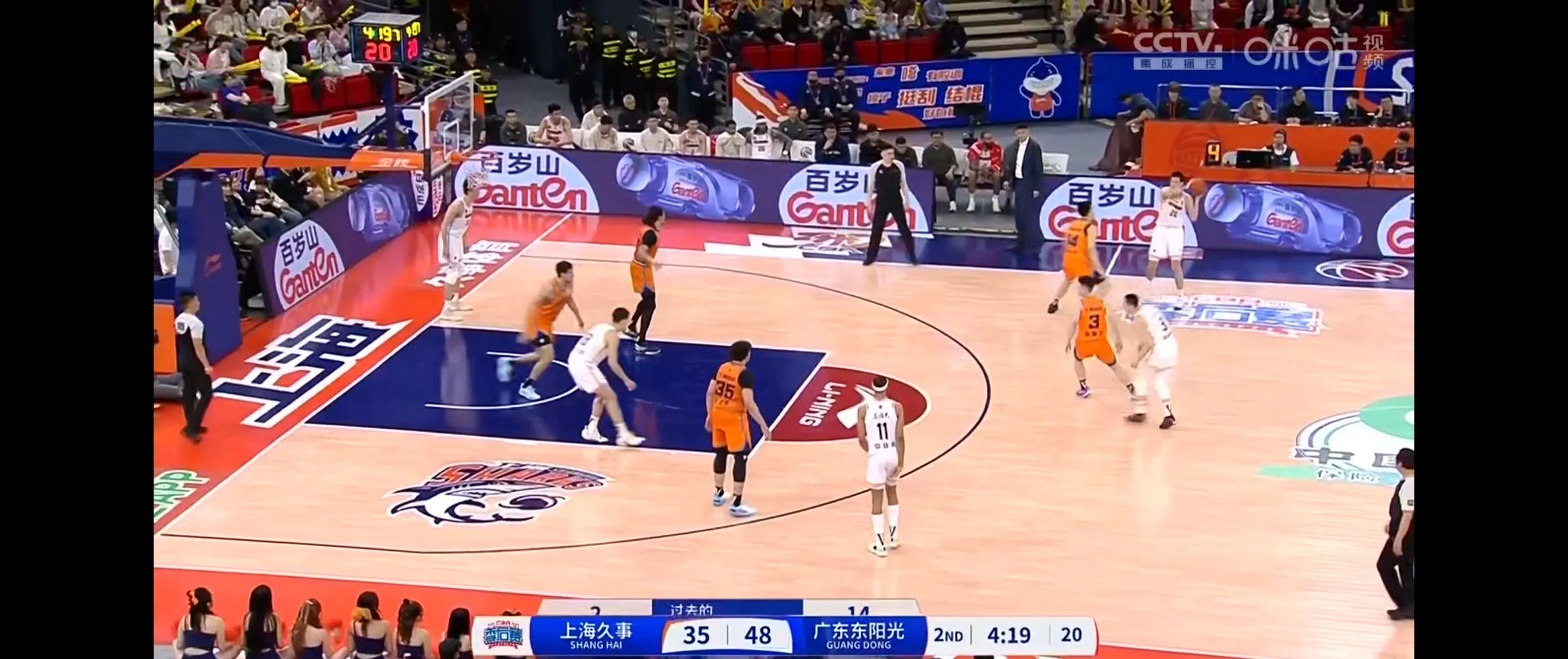 杏彩体育中国官网-紧张局势不断升级，球场上气氛火爆