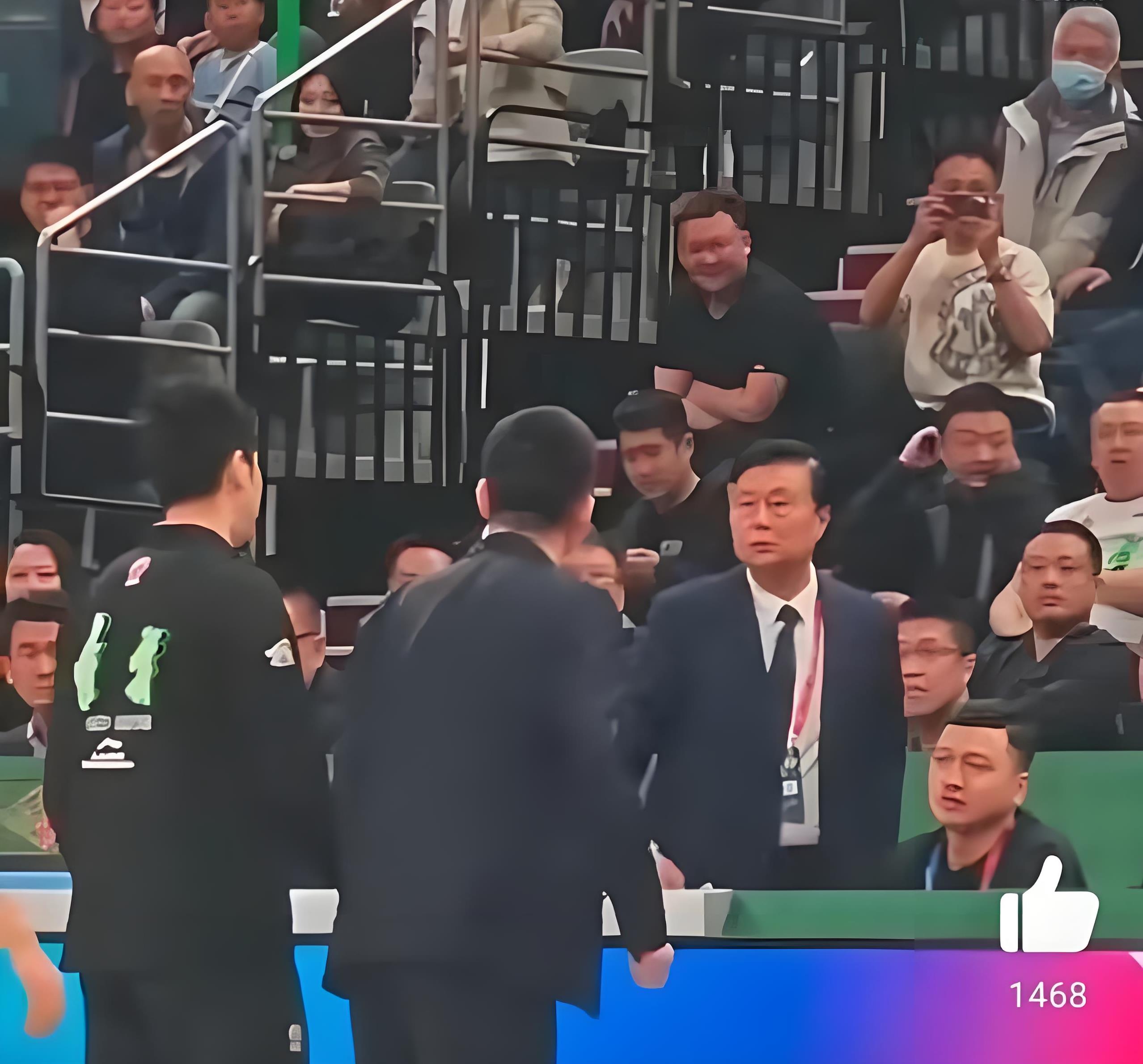 紧张局势不断升级,球场上气氛火爆 紧张局势不断升级,球场上气氛火爆