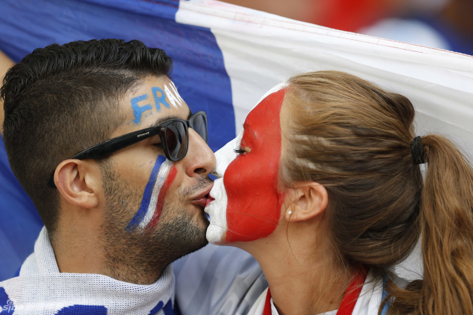 杏彩体育app-包含精彩比赛热度高涨，场外球迷激情呐喊的词条