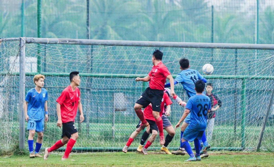 包含国内足球联赛呈现激烈对抗，球员实力大比拚的词条