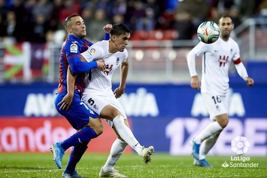 杏彩体育官方入口-埃瓦尔赢得关键战役，逼近保级区